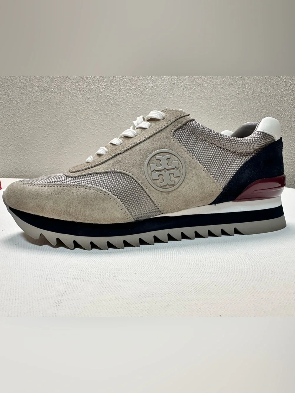 Tory Burch Women’s Sawtooth Logo Sneaker Tennis size 8.5 Leather Suede - Picture 13 of 13